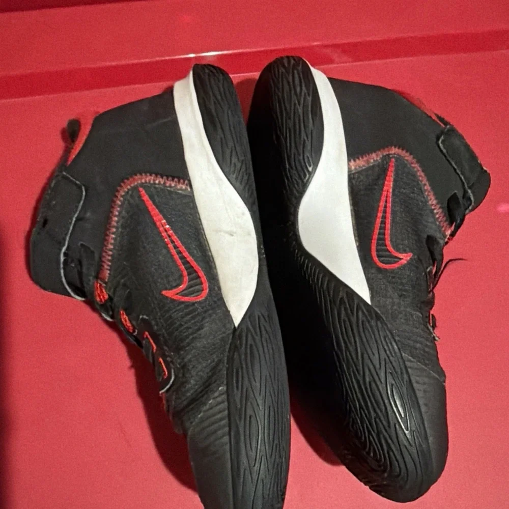 Nike Boys Kyrie Flytrap 4 Black With Red Basketball Shoes Sneaker Sz 2.5 Y